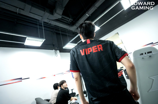 中国战队勇夺2025电竞世界杯首金背后的奋斗故事